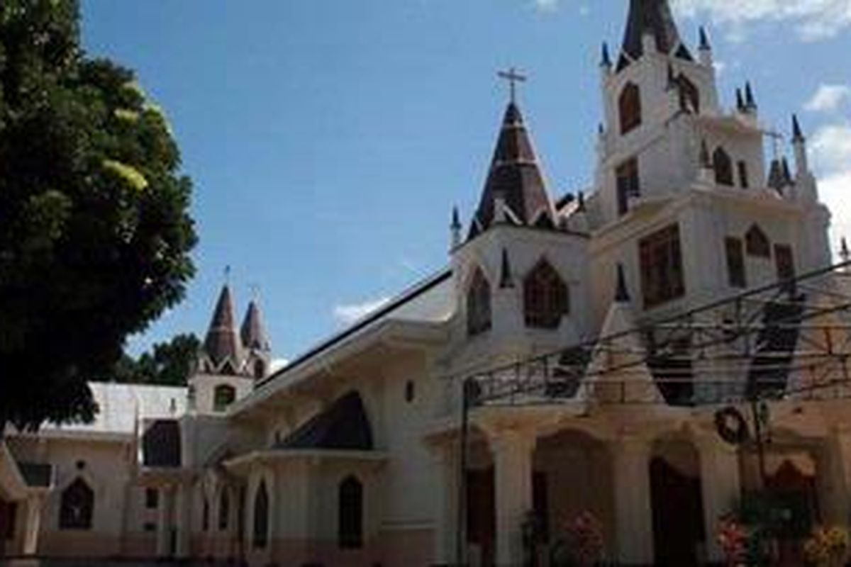 Ritual tahunan prosesi paskah di Larantuka berpusat di Katedral Reinha Rosari Larantuka. 