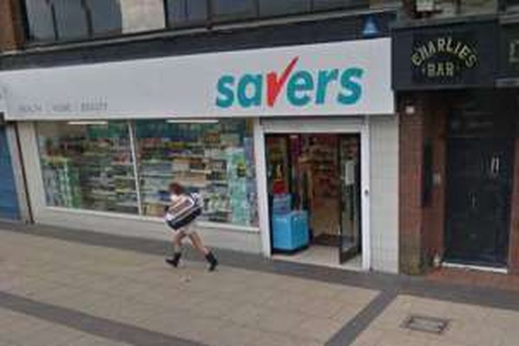 Tammy McIvor, seorang maling yang mengutil dari salah satu jaringan toko Savers di Middlesbrough, Yorkshire Utara, Inggris, tertangkap kamera Street View saat melakukan aksinya, pada 19 Juni lalu.