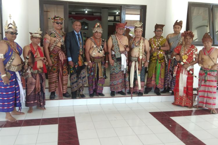 Bupati TTU Raymundus Sau Fernandes (tengah) dan Bupati Sumba Timur Gideon Mbiliyora, Anggota DPRD NTT Dolvianus Kolo dan sejumlah ASN mengenakan busana adat, usai upacara bendera, di kantor Bupati TTU, Minggu (22/9/2019)