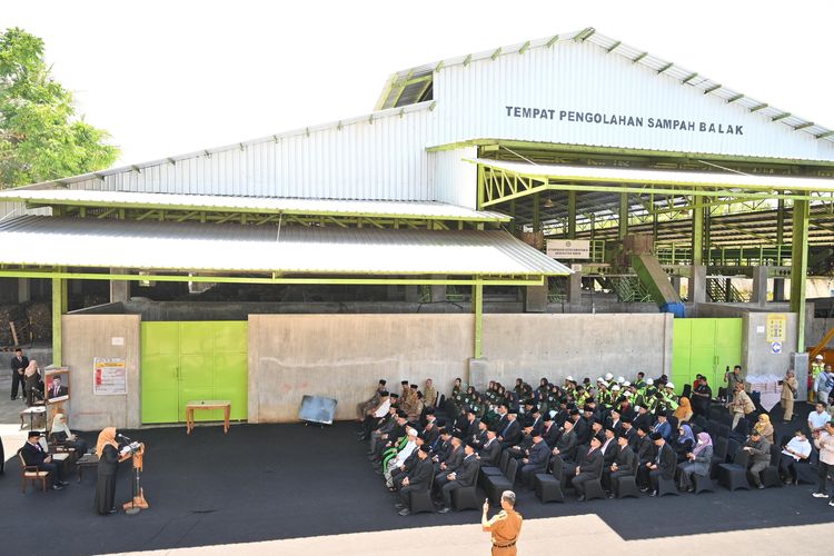 Bupati Banyuwangi Lantik Pejabat di Tempat Pengolahan Sampah, Ini Pesannya