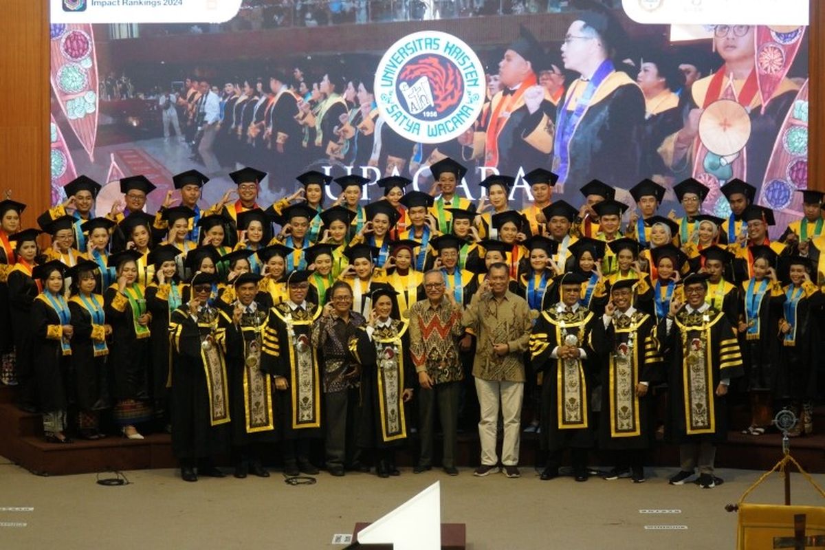 Foto bersama wisuda dalam acara Upacara Wisuda Periode IV Tahun 2024 UKSW di Balairung Universitas, Kamis (24/10/2024). 