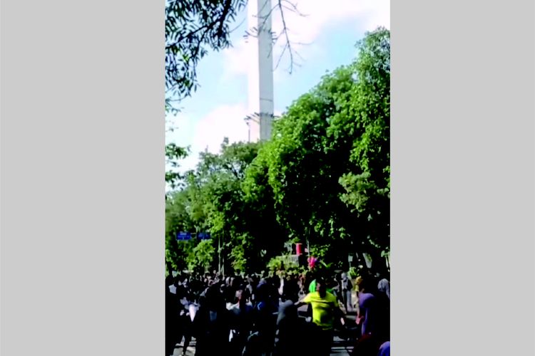 orang berlarian mengira menara masjid sriwedari ambruk