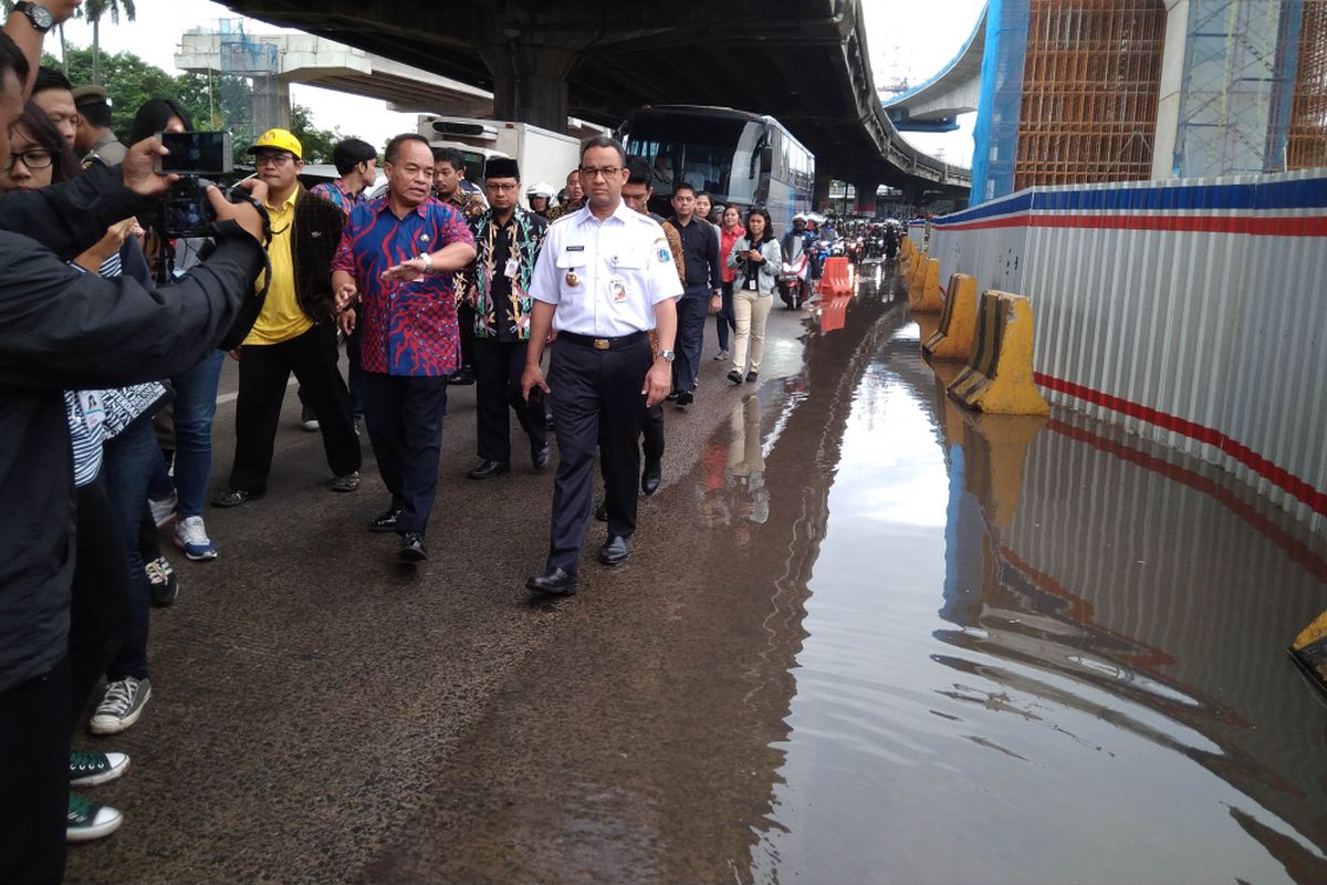 Gubernur DKI Jakarta pantau genangan air di jalan Panjaitan, Jakarta Timur, Kamis (14/12/2017)