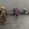 Jalan Terendam Banjir Setelah 3 Jam Diguyur Hujan, Lalu Lintas Sidoarjo-Surabaya Lumpuh