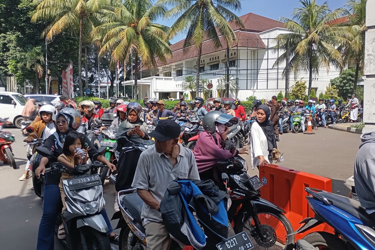 Antrean Warga yang Ingin Bayar Pajak di Samsat Kota Bogor Capai 1 Km