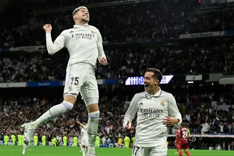 Gelandang Real Madrid Lucas Vazquez (kiri) merayakan golnya ke gawang Sevilla pada laga pekan ke-11 Liga Spanyol 2022-2023 di Stadion Santiago Bernabeu, Minggu (23/10/2022) dini hari WIB. Real Madrid menang 3-1 atas Sevilla.