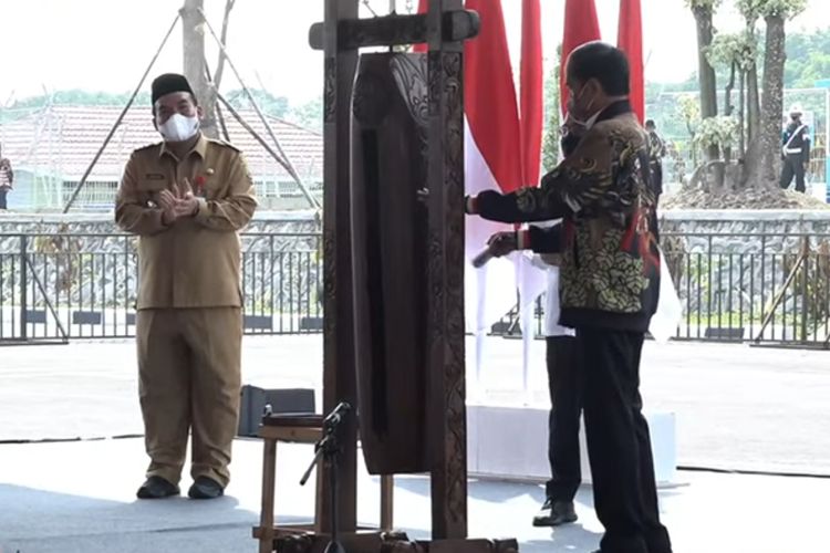 Presiden Joko Widodo memukul kentongan sebagai simbol peresmian Bandara Ngloram di Kecamatan Cepu, Kabupaten Blora, Jumat (17/12/2021)