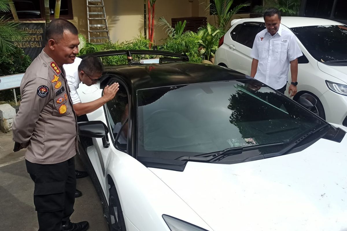 Kabid Humas Polda Bali, Kombes Pol Stefanus Satake Bayu Setianto bersama Wadir Ditreskrimum Polda Bali AKBP Suratno  saat mengecek kondisi mobil Lamborghini yang ditahan karena mengunakan pelat palsu asal Rusia, pada Senin (13/3/2023). Kompas.com/ Yohanes Valdi Seriang Ginta