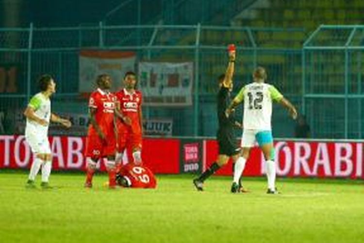 Bek Persipasi Bandung Raya, Leonard Tupamahu, menerima kartu merah saat melawan Persija Jakarta, Kamis (19/11/2015). 