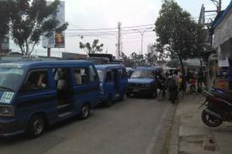 Angkot mengetem di depan kampus Universitas Gunadarma, Jalan Margonda, Rabu (29/10/2014).