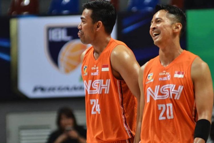 Dua pemain NSH Jakarta, Muhammad Irman dan Wendha Wijaya, saat tampil dalam salah satu pertandingan IBL 2018/19 Seri Jakarta.