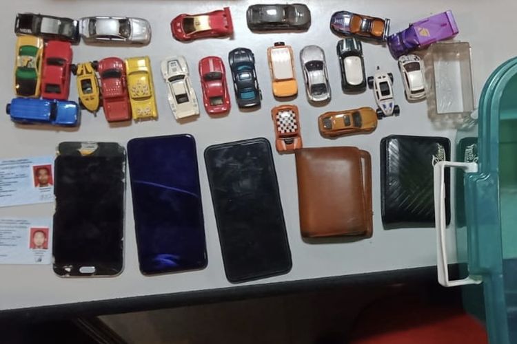 Barang bukti mobil-mobilan hotwheels yang disita aparat kepolisian, Kamis (15/6/2023). Mainan seharga total Rp 300 juta ini dicuri pelaku sejak tahun 2019 lalu.