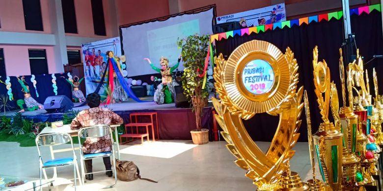 Festival Seni dan Budaya yang digelar Pribadi Bilingual School Bandung mengangkat tema Bersatu Menjadi Pribadi yang Berprestasi (22-23/11/2019) melibatkan lebih dari 460 lebih siswa dari 150 sekolah di Bandung Raya untuk saling berkompetisi sekaligus berkolaborasi dalam beragam lomba. 