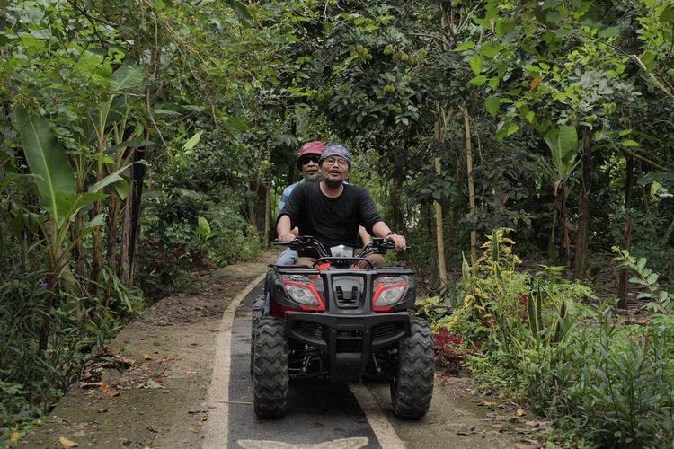 Dokumentasi wisatawan mengelilingi Desa Bilebante menggunakan ATV.