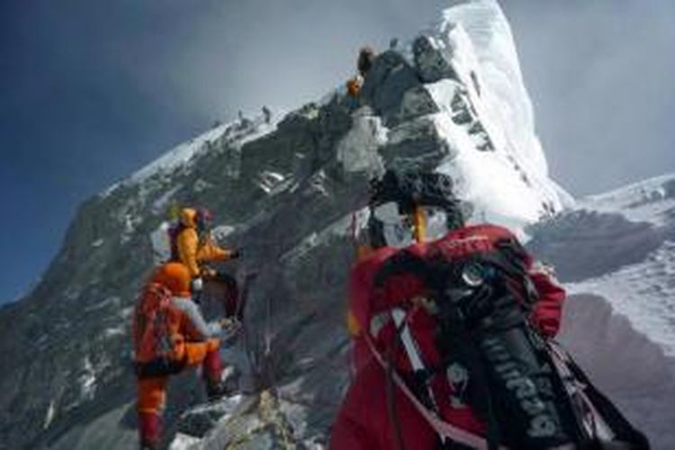 Pendaki melintasi jalur Hillary Step mendekati puncak Gunung Everest di Nepal, 19 Mei 2009.