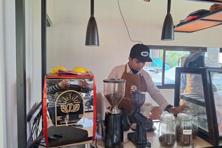 Mang Deden, Meracik Masa Depan Kopi Kamojang dengan Panas Bumi