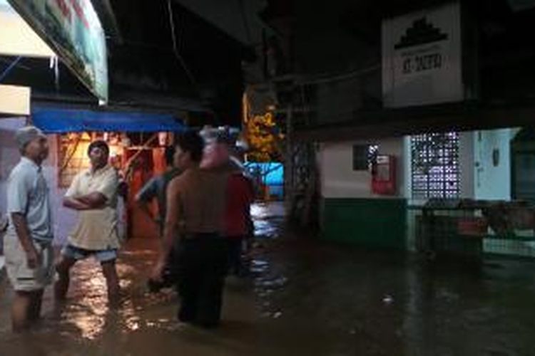 Warga Kampung Pulo, Jatinegara, Jakarta Timur menjadi korban banjir. Senin (22/7/2013).