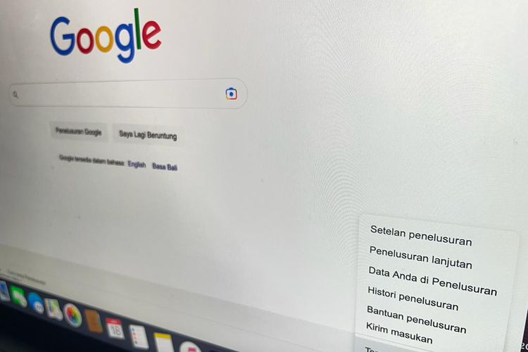 Menghapus riwayat pencarian Google di laptop.