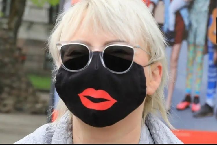 Desainer Julia Janus menginisiasi Mask Fashion Week.