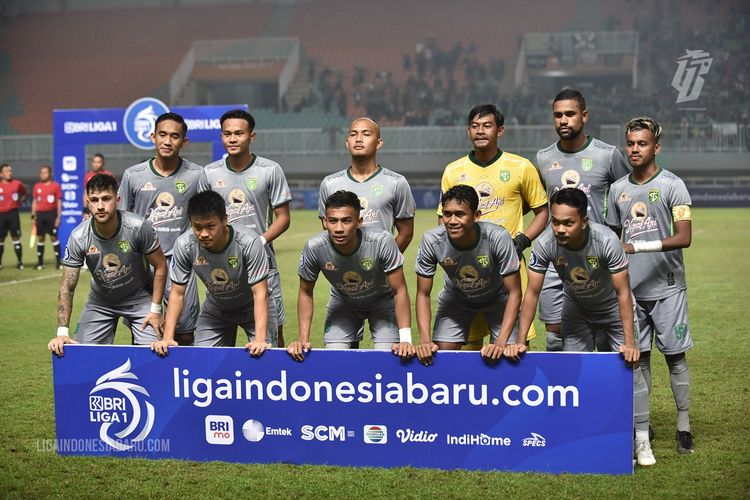 Pemain Persebaya Surabaya foto bersama sebelum melawan Persikabo 1973 pada pekan 1 Liga 1 2022-2023 yang berakhir dengan skor 1-0 di Stadion Pakansari Cibinong, Bogor, Senin (25/7/2022) malam. 