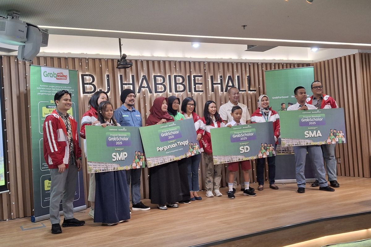 Perjuangan Arsy Kuliah Sambil Jadi Driver Grab Demi Keluarga