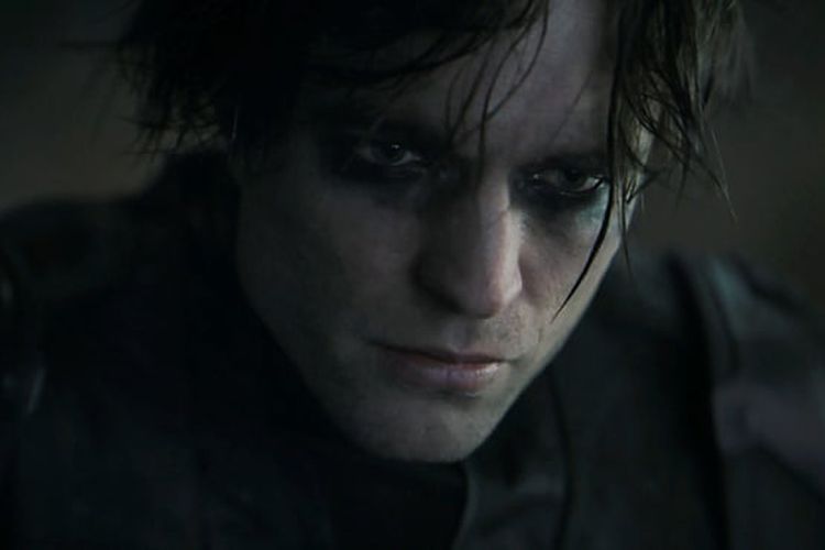 Aksi Robert Pattinson di balik topeng Batman.

