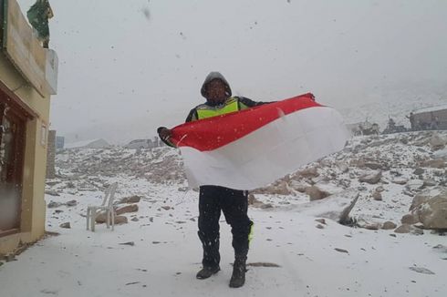 Finish, Gunadi Tiba di Himalaya dan Kibarkan Bendera Merah Putih