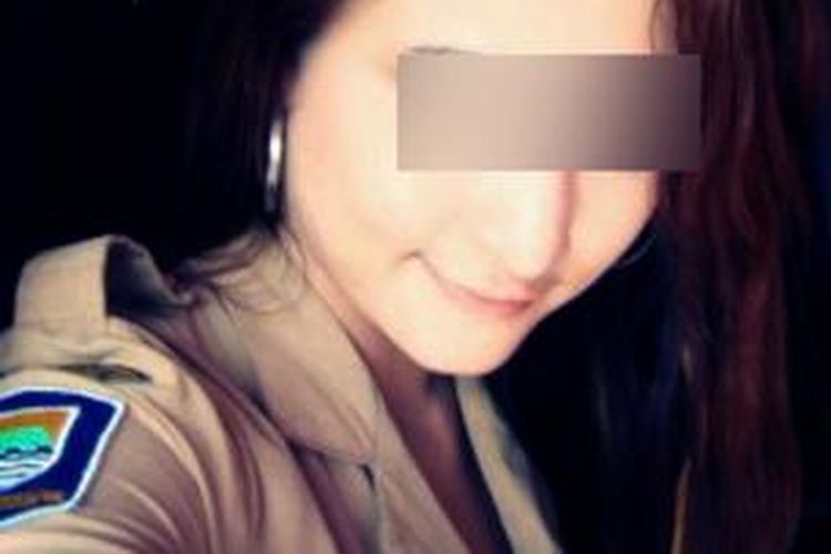 Foto R (33), perempuan cantik berambut panjang yang melakukan adegan mesum dengan seragam Pemkot Bandung menyebar di jejaring internet.