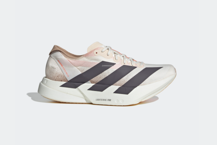 ilustrasi sepatu lari yang memiliki pelat karbon.