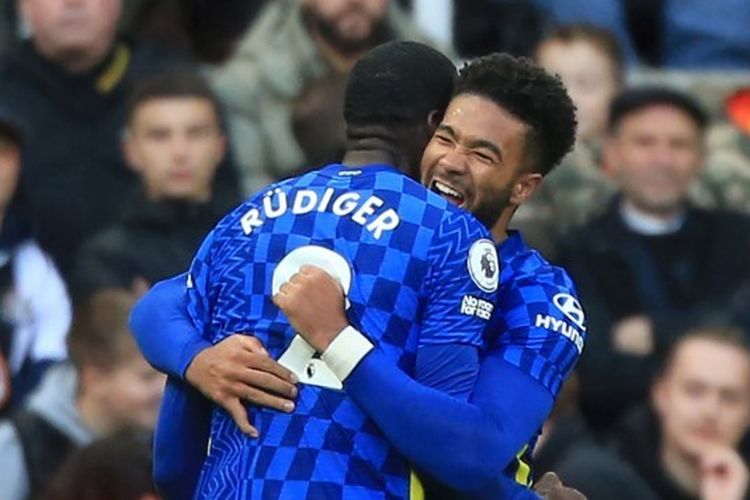 Bek Chelsea Reece James merayakan gol ke gawang Newcastle United pada lanjutan laga Liga Inggris di Stadion St James' Park, Newcastle, pada Sabtu (30/10/2021).