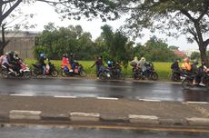 Kondisi Arus Mudik di Pantura Indramayu Diwarnai Hujan dan Padat Pengendara Motor