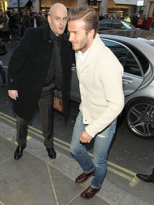 David Beckham mengenakan cardigan