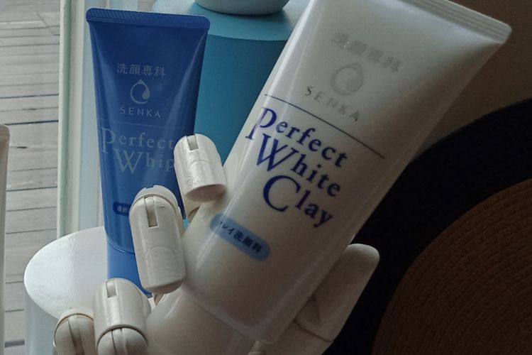 Senka Perfect White Clay bersama produk facial wash terdahulu Senka, yakni Perfect Whip saat diperkenalkan pada acara gathering di Jakarta, Senin (4/6/2018).