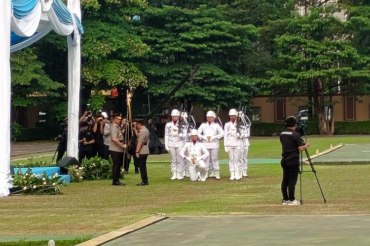 Listyo Sigit Serahkan Panji Tribrata kepada Kapolri Suyudi Ario Seto