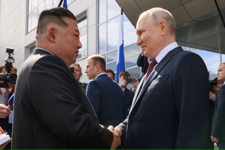 Presiden Rusia Vladimir Putin berjabat tangan dengan pemimpin Korea Utara Kim Jong Un saat pertemuan di Kosmodrom Vostochny di wilayah Amur timur jauh, Rusia, 13 September 2023.