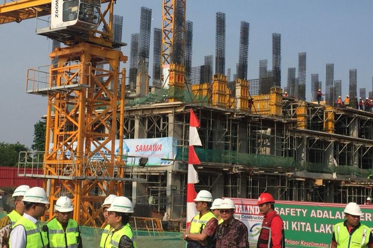 Gubernur DKI Jakarta Anies Baswedan meninjau pembangunan salah satu Rusunawa DP Nol Rupiah