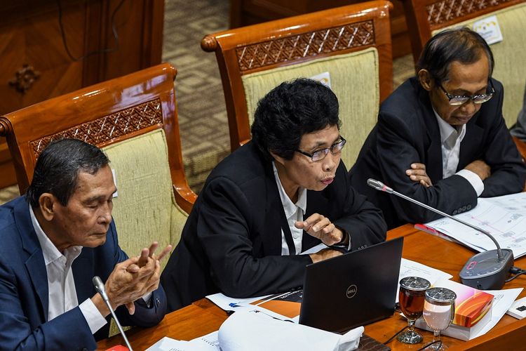 Ketua Dewan Pengawas Komisi Pemberantasan Korupsi (KPK) Tumpak Hatarongan Panggabean (kiri) mendampingi anggota Albertina Ho (tengah) dan Artidjo Alkostar (kanan) memaparkan pendapat saat mengikuti Rapat Dengar Pendapat (RDP) dengan Komisi III DPR di Kompleks Parlemen, Jakarta, Senin (27/1/2020). RDP yang diikuti oleh jajaran Pimpinan KPK dan Dewan Pengawas KPK tersebut membahas mengenai rencana kinerja KPK tahun 2020, Pengelolaan SDM, Tugas Dewan Pengawas dalam pelaksanaan tugas dan wewenang KPK serta Sinergitas kordinasi dengan pimpinan KPK dalam lingkup pengawasan. ANTARA FOTO/M Risyal Hidayat/foc.