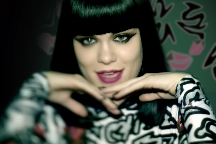 Jessie J dalam video klip lagu Domino