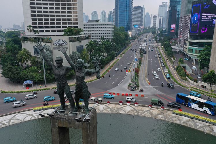 Foto aerial suasana lalu lalang kendaraan di kawasan Bundaran Hotel Indonesia (HI), Jakarta, Senin (14/9/2020). Pada hari pertama penerapan pembatasan sosial berskala besar (PSBB) jilid II atau PSBB pengetatan di DKI Jakarta, arus lalu lintas kendaraan di sekitar Bundaran HI terpantau lancar.
