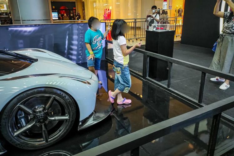 Pengunjung melewati pagar pembatas untuk berfoto dengan hypercar Koenigsegg Jesko yang dipamerkan di TDA Luxury Autoshow