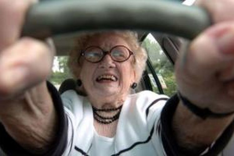 Pengemudi tua di atas 65 tahun justru dinyatakan lebih aman mengemudi di Inggris.