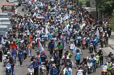 Protes BBM Naik, Buruh Dorong Motor ke Bundaran HI
