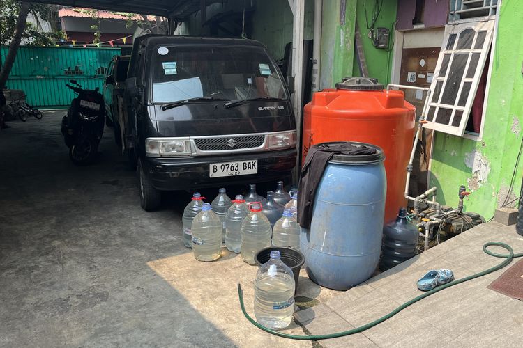 PAM Water Cut Off for Days, Cengkareng Residents Queue for Clean Water: 