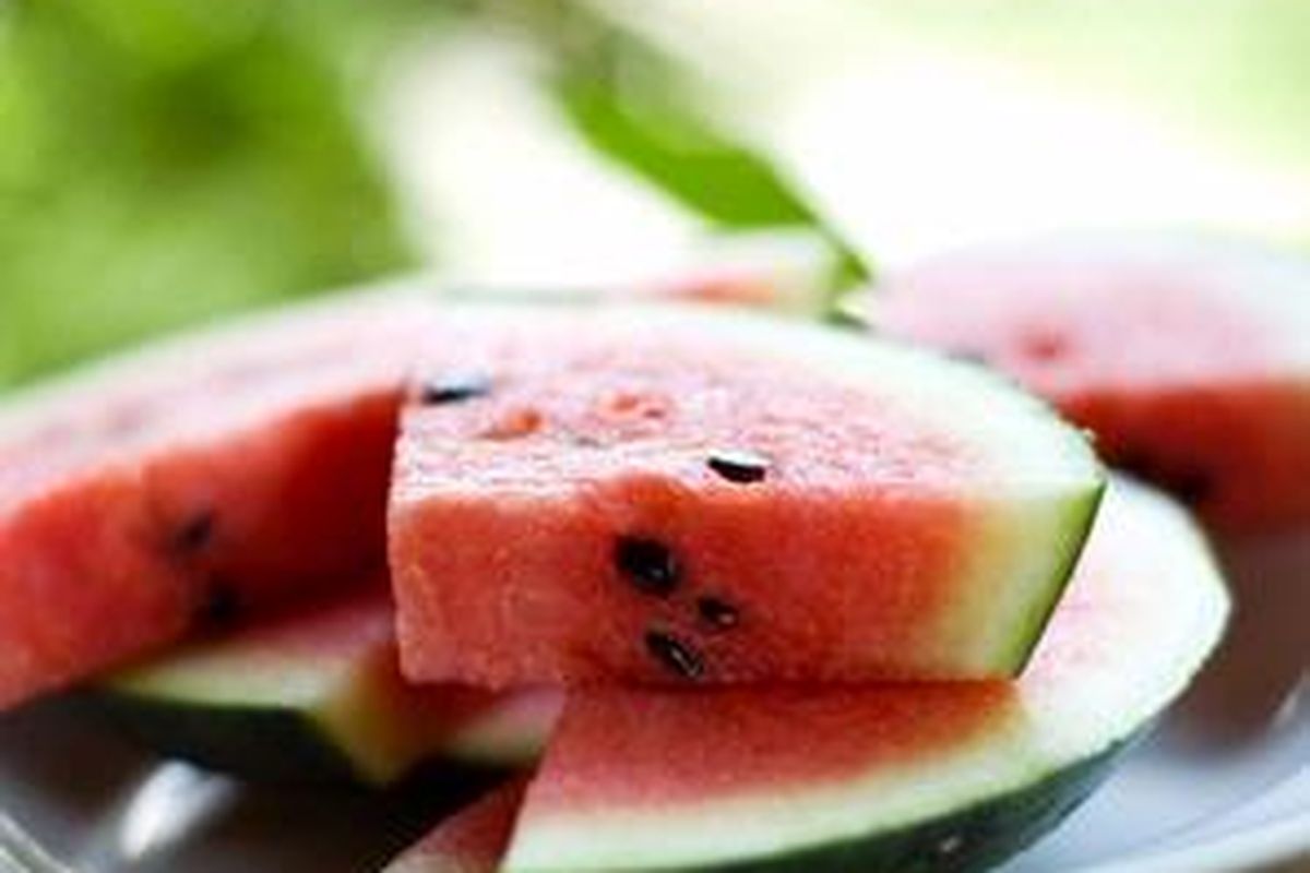 Semangka juga mengandung lycopene, bahan yang membantu menjaga kelembutan kulit.