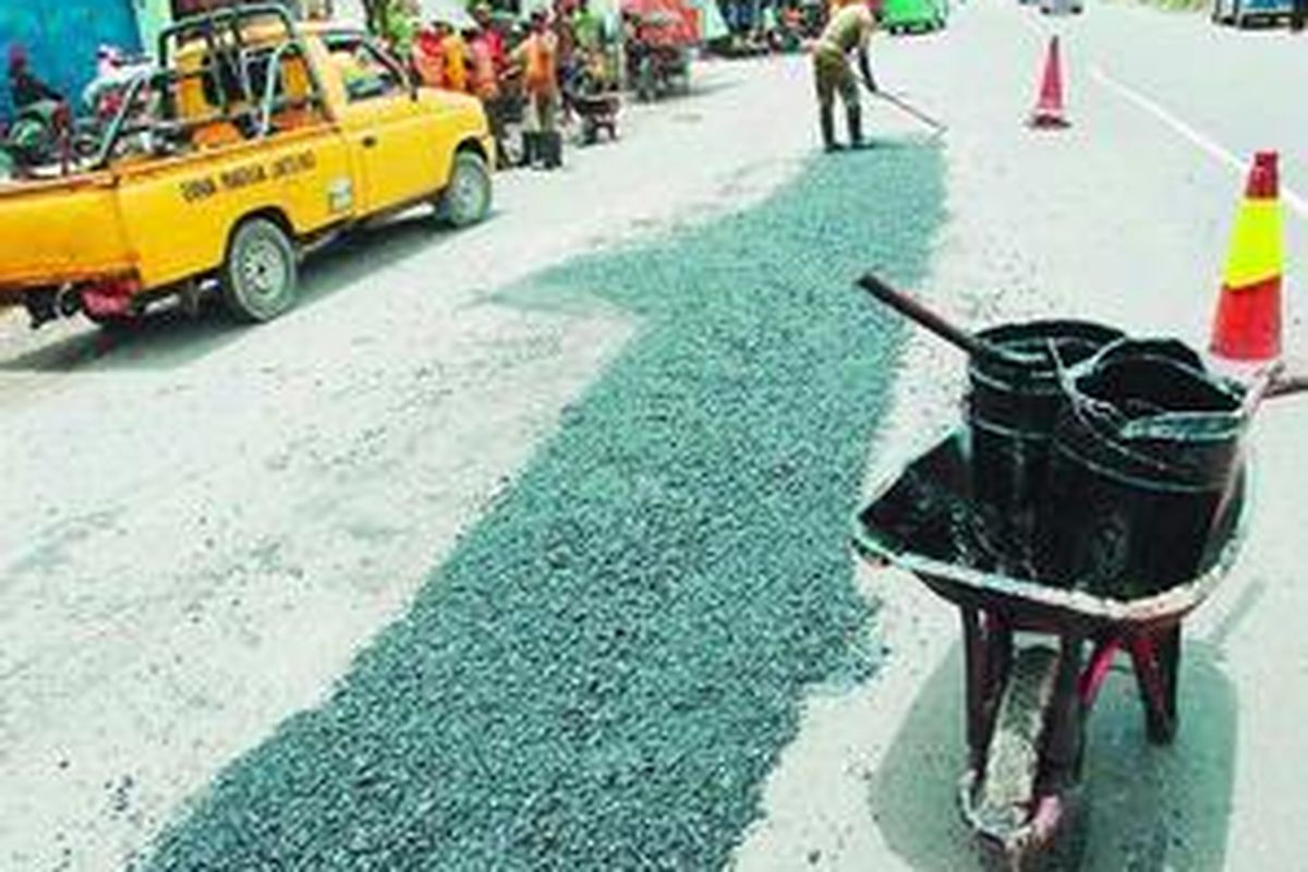 Pengerjaan jalan yang rusak di Pantura