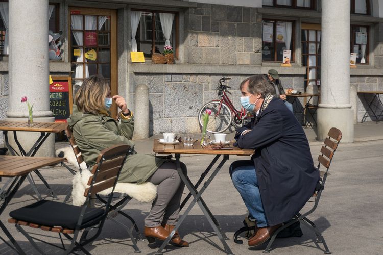 Warga di Ljubljana, Slovenia, mengenakan masker saat berada di tempat publik, 14 Maret 2020.