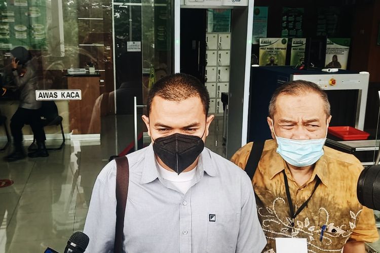 Kuasa hukum Munarman, Aziz Yanuar ditemui pasca sidang di Pengadilan Negeri (PN) Jakarta Timur, Rabu (19/1/2022). Munarman merupakan terdakwa dugaan tindak pidana terorisme. 