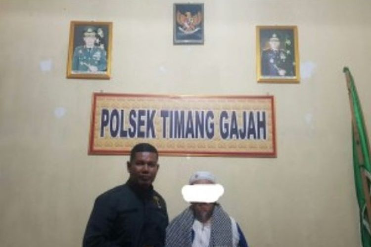 Kapolsek Timang Gajah, Iptu Jufrizal, saat bersama tersangka pencabulan anak di bawah umur di Kabupaten Bener Meriah, Aceh, berinisial YS. Tersangka merupakan seorang kakek yang telah berusia 80 tahun.