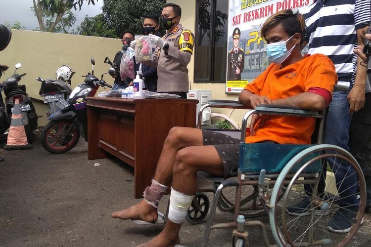 Kapolres Serang AKBP Mariyono saat memperlihatkan tersangka dan barang bukti pembunuhan penjual sayur di Cikande, Serang, Banten