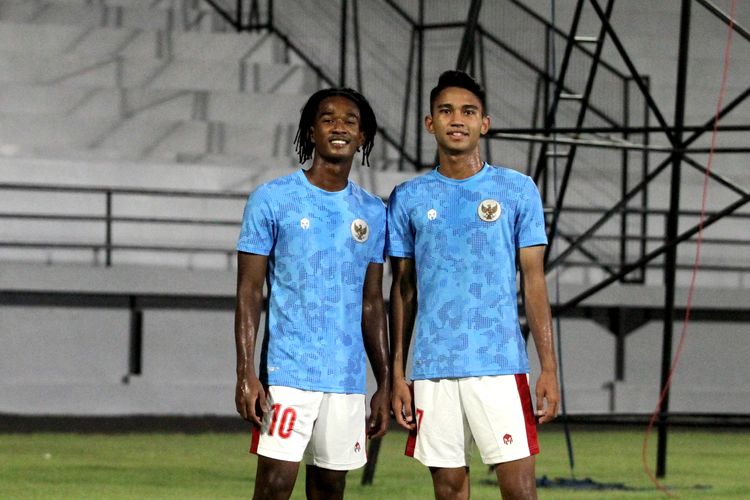 Pemain muda Timnas Indonesia, Ronaldo Kwateh dan Marselino Ferdinan saat pemanasan sebelum ujicoba dalam rangka FIFA Matchday melawan Timor Leste yang berakhir dengan skor 4-1 di Stadion Kapten I Wayan Dipta Gianyar, Kamis (27/1/2022) malam.